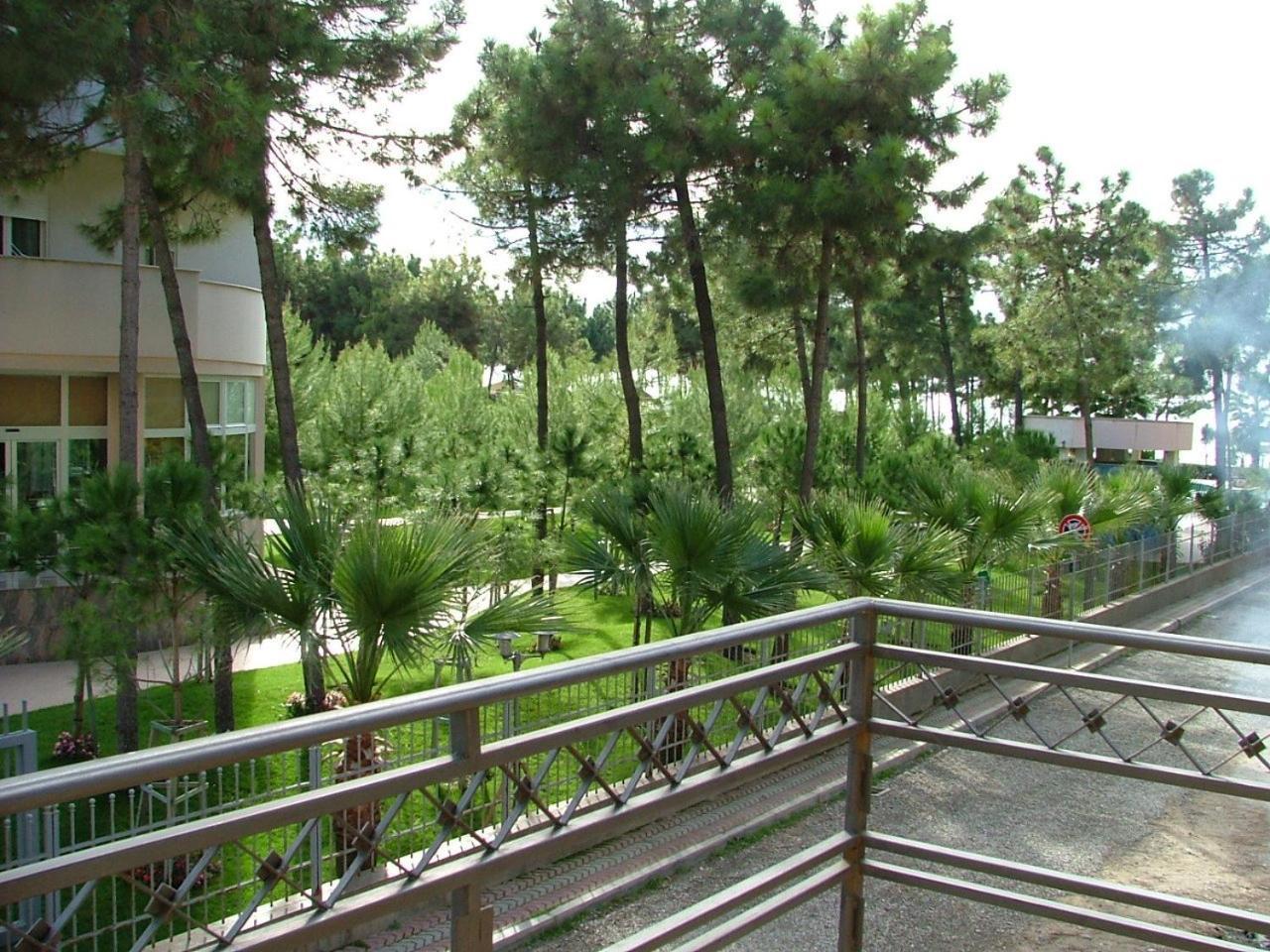 Hotel Dollari Kryemëdhej Exterior foto